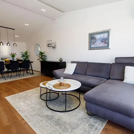 Blue Star - Sea View In Town Centre