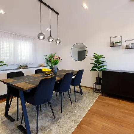 Blue Star - Sea View In Town Centre Макарська